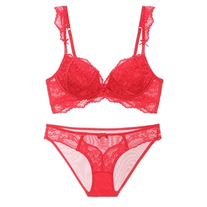 Elegante rode kanten lingerieset met ruches aan de bandjes en bijpassende transparante slip