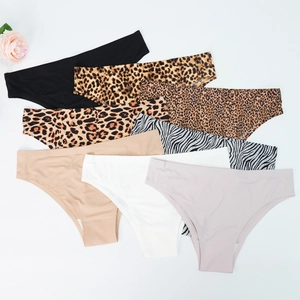 Detalle de bragas sin costuras de seda de hielo con estampado de leopardo y colores lisos
