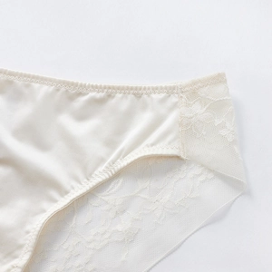 Culotte basse ivoire élégante avec satin soyeux et détails en dentelle brodée florale
