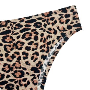 Vista detallada de la tela con estampado de leopardo sin costuras y textura suave