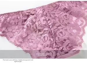 Gros plan sur la culotte en dentelle rose montrant des motifs floraux et sa texture