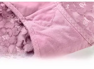 Détail de culotte en dentelle violette montrant l'entrejambe en coton et les coutures fines