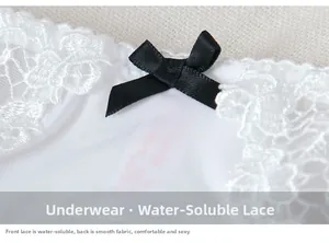 Détail de la culotte en dentelle blanche soluble dans l'eau avec un nœud en satin noir