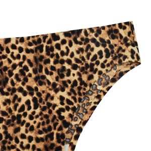 Primer plano de bragas sin costuras con estampado de leopardo y costuras de calidad