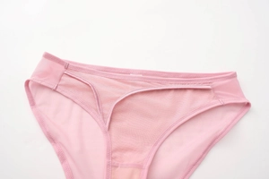 Detalle de braguita de malla rosa para mujer con tirantes recortados y ribete de satén