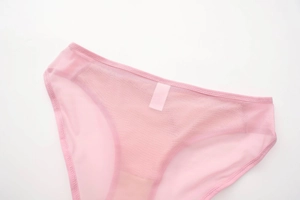 Detalle de tela de malla rosa transpirable y cinturilla plana en braguitas de mujer