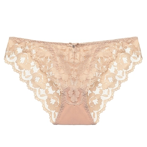 Vue de face de la culotte en dentelle beige pour femme avec motifs floraux et petit nœud