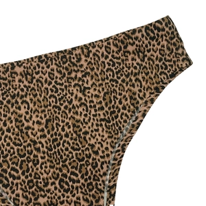 Detalle de bragas de leopardo para mujer con costuras elásticas y tela de seda de hielo