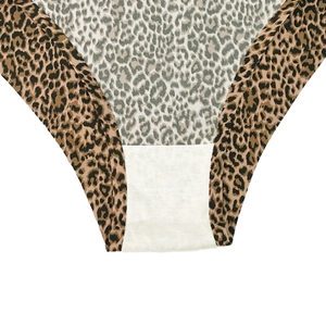 Primer plano de bragas sin costuras con estampado de leopardo y forro de algodón