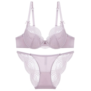Gedetailleerde weergave van lavendel lila kanten lingerieset met strik en mesh details