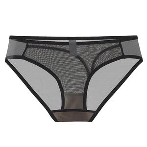 Detalle de bragas de malla negra transpirable con forro de algodón y corte bajo sexy