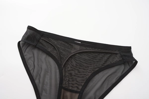 Detalle de bragas sexys de malla negra con tela transpirable y bordes sin costuras