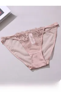 Détail de culotte en dentelle rose avec entrejambe 100% coton pour un confort respirant