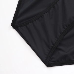 Primer plano detallado que muestra las costuras precisas y la tela elástica del tanga negro