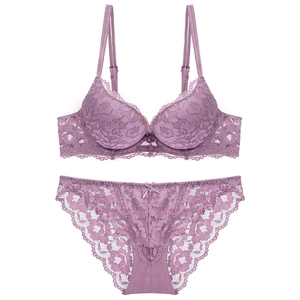 Completo intimo in pizzo viola con reggiseno push-up e ricami floreali eleganti
