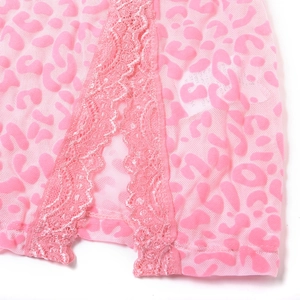 Detalle de malla rosa con estampado de leopardo, encaje y abertura lateral fina