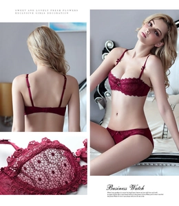 Détails d'un ensemble lingerie rouge foncé en dentelle florale avec bonnets demi-lune