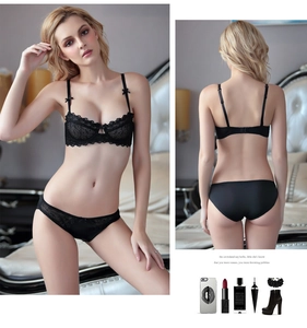 Gros plan détaillé d'un ensemble de lingerie en dentelle noire avec soutien-gorge demi-bonnet