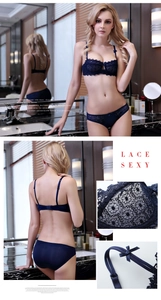 Gros plan sur la maille de dentelle florale et les détails de nœuds sur lingerie bleue