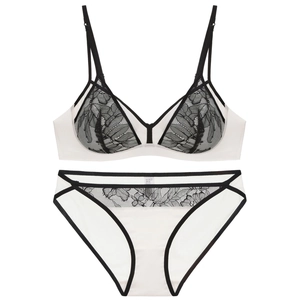 Conjunto de lencería de encaje blanco con ribete negro, sujetador triangular y braguita
