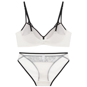 Conjunto de lencería de encaje blanco con bordes negros en contraste y bordado floral