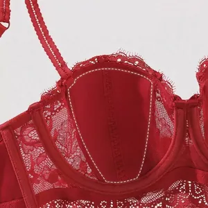 Soutien-gorge bandeau en dentelle rouge avec bonnets respirants en forme d'oreilles de lapin