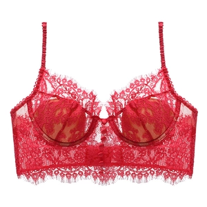 Detalle de bustier de encaje rojo con aros y bordado floral de alta calidad