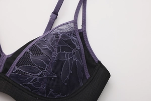Detalle de encaje floral morado y tela negra en el sujetador de estilo francés
