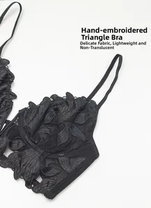 Détail de la broderie florale et du tissu en tulle transparent sur un soutien-gorge noir