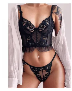 Exclusieve zwarte kanten lingerieset met korsetstijl bh en bijpassende string set