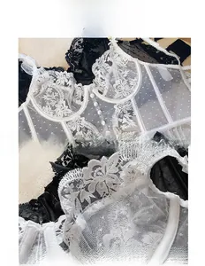 Detail van de Franse kanten bralette met bloemenborduurwerk en mesh stippenmotief