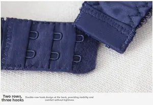 Detailansicht des dunkelblauen Satin-BHs mit feiner Spitze und zweireihigem Hakenverschluss