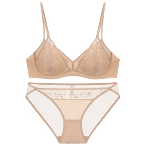 Conjunto de lencería de encaje beige con sujetador triangular y braguita sobre fondo blanco
