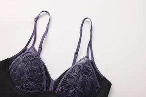 Détail de la dentelle contrastée et des bretelles réglables sur ce soutien-gorge