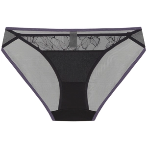 Detalle de encaje negro y tejido de malla transparente en estas bragas sexy