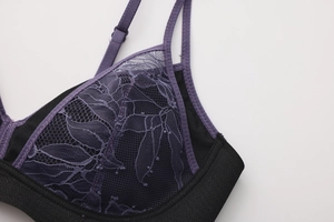 Gros plan du soutien-gorge en dentelle avec motifs floraux violets et bretelles
