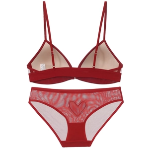 Conjunto de lencería de encaje rojo con sujetador sin aros y braguita de corazón