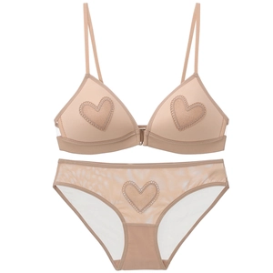 Conjunto de lencería beige con bralette triangular de encaje y bordado de corazones