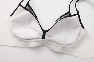 Détail du soutien-gorge en dentelle blanche avec bordures noires contrastées