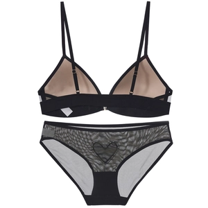 Conjunto de lencería negra con bordado de corazón y tirantes ajustables en fondo blanco