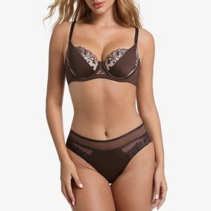 Ensemble de lingerie en dentelle marron foncé avec broderies florales et détails en tulle