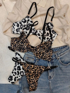 Flachbild von Leopard-Print BH und Slip Sets mit X-förmigen Metall-Details am Träger
