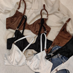 Ensemble de lingerie en satin brillant avec bretelles en strass en marron, noir et blanc