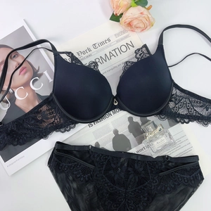 Vue détaillée d'un ensemble lingerie en dentelle noire avec soutien-gorge push-up