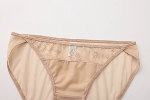Detalle de las bragas de encaje nude que muestra la composición y el tejido transpirable