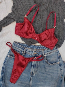 Dessous-Set aus weinrotem Satin mit Strass-X-Schnallen auf Strick und Denim