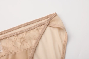 Detalle de costura de encaje nude y costuras en zigzag en esta lencería de encaje floral