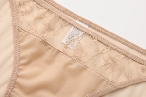 Primer plano detallado de la entrepierna de algodón y el encaje de estas bragas beige