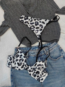 Detaillierte Flachbild-Darstellung des Dessous-Sets mit Leopardenmuster und Tanga