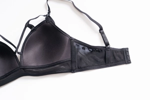 Detailaufnahme des schwarzen Mesh-BHs mit Innenkörbchen und verstellbaren Trägern